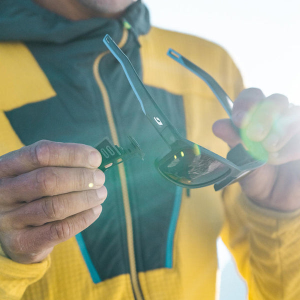 Julbo SHIELD Reactiv 0-4 | Gletscherbrille schwarz blau weiss Sportsonnenbrille Auf und Davon Outdoor Equipment