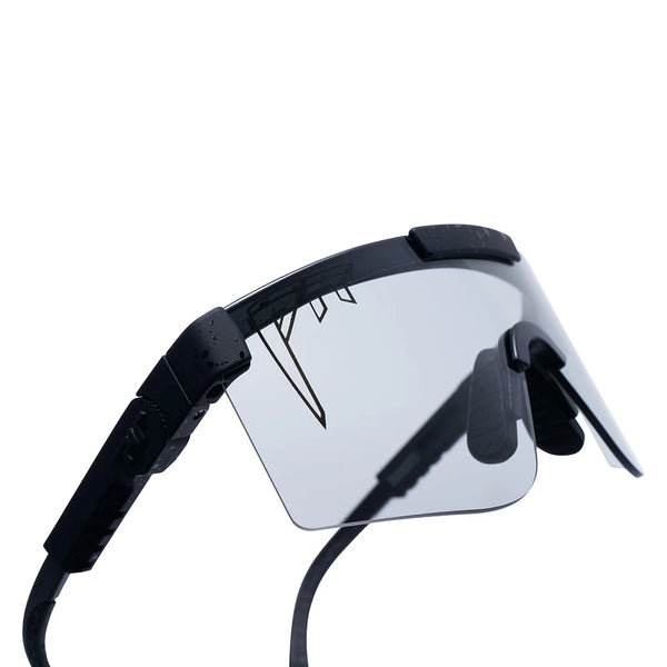 Pit Viper The Originals 2.0 Wide Photochromic - Blacking Out | Fahrradbrille farbverändernde Sonnenbrille schnelle Brille Laufbrille Auf und Davon Outdoor Equipment