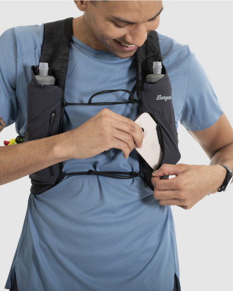 bergans Y LightLine Hydration Vest 5 | Laufweste Trailrunning Weste Laufrucksack schwarz Auf und Davon Outdoor Equipment