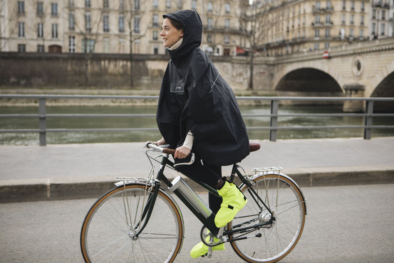 Radfahren im Regen mit Regenjacke und neongelben VAUDE Bike Gaiter Gamaschen