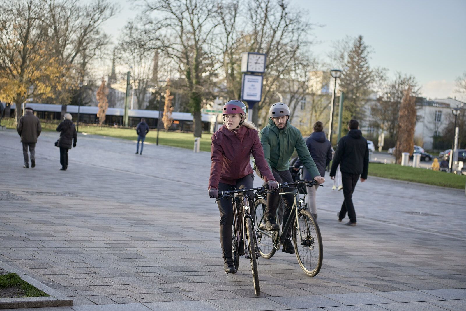 Radfahrerin mit Regenjacke bei nassem Wetter