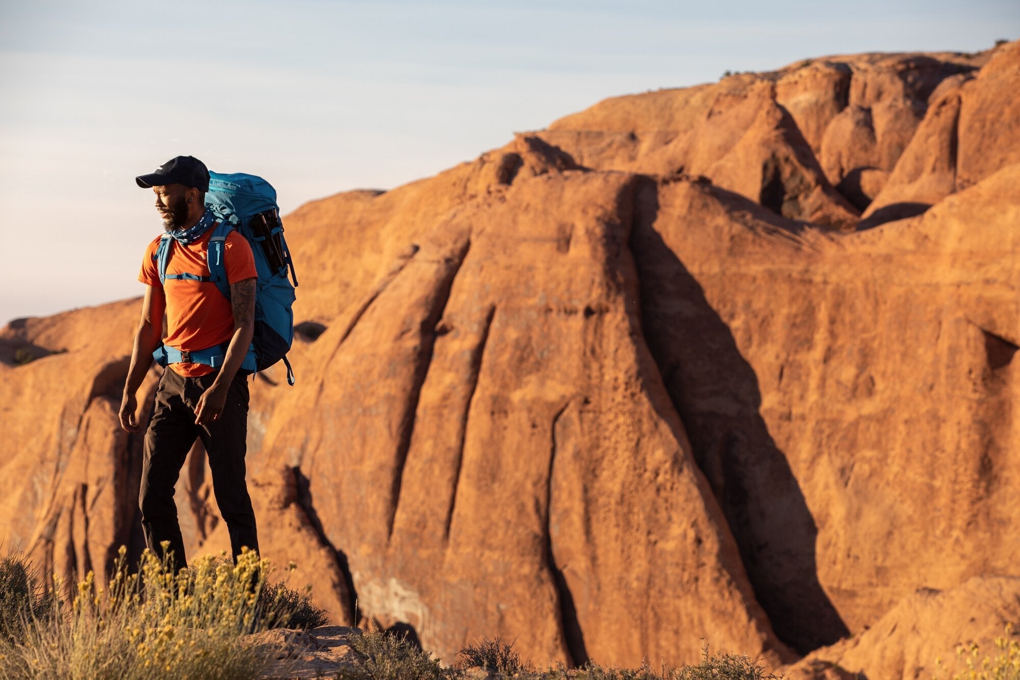 Trekking-Tour mit Rucksack im Gelände