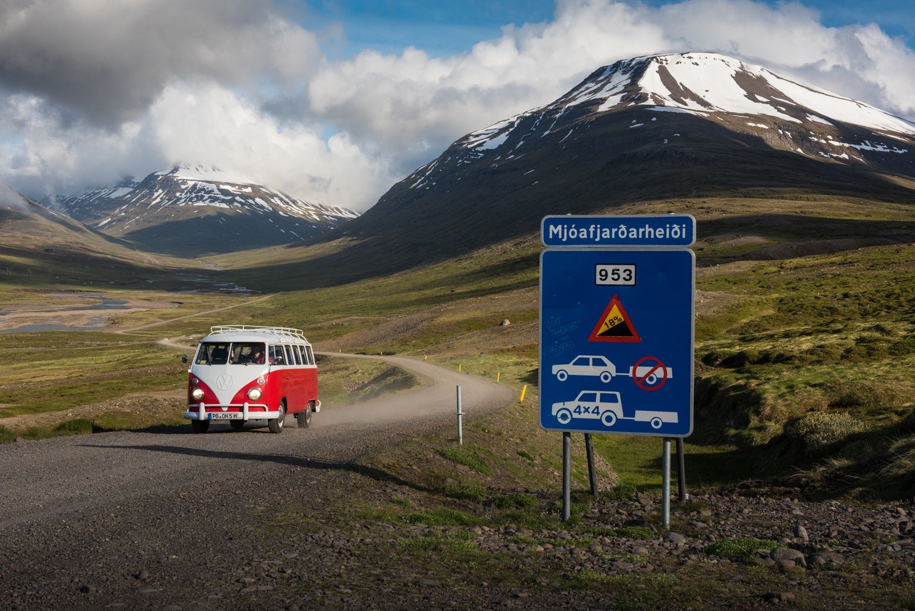 Campingbus auf einer Bergstraße im Hochland