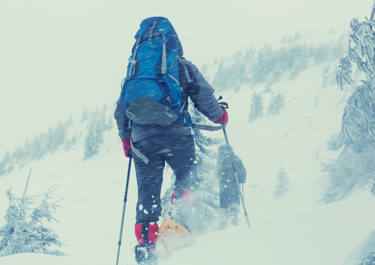 Winterwanderer mit Rucksack im Schneetreiben