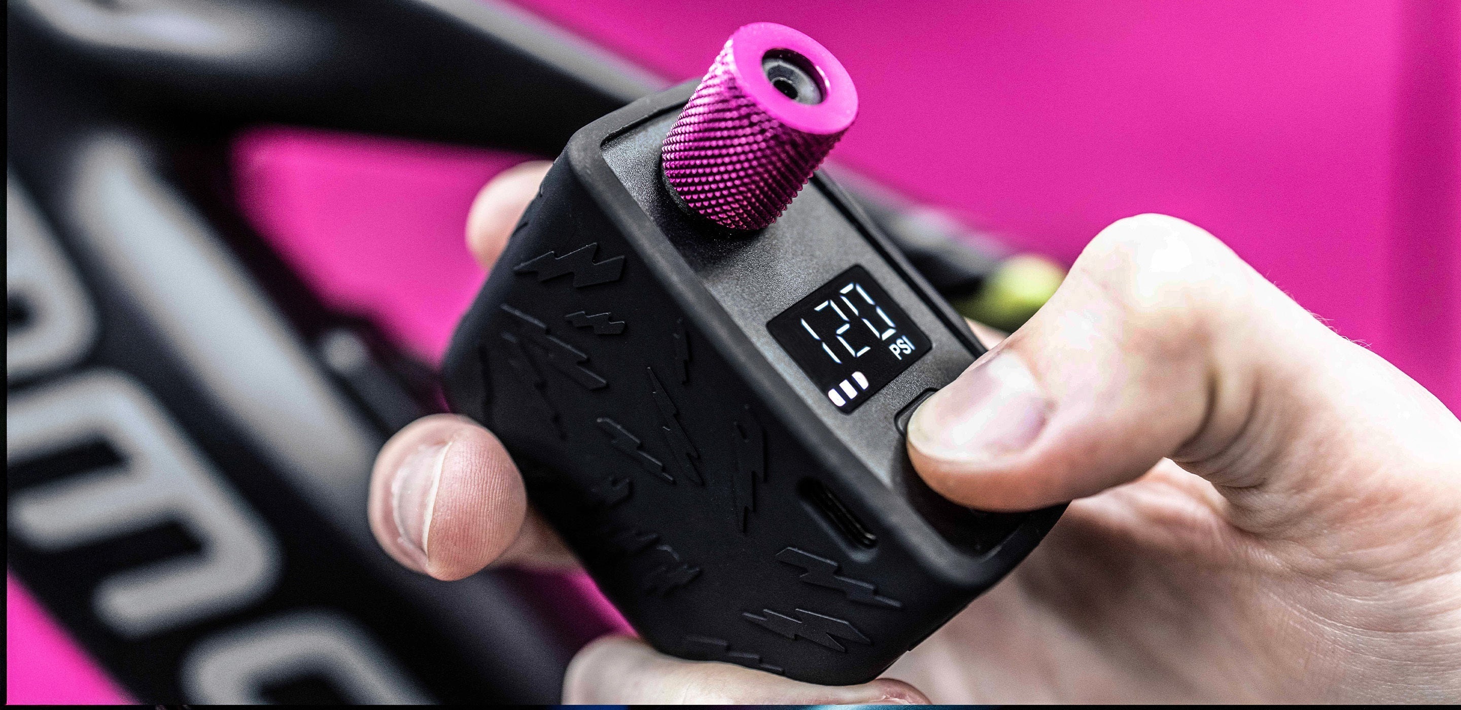 Elektrische Minipumpe von Muc-Off beim Aufpumpen eines Fahrradreifens