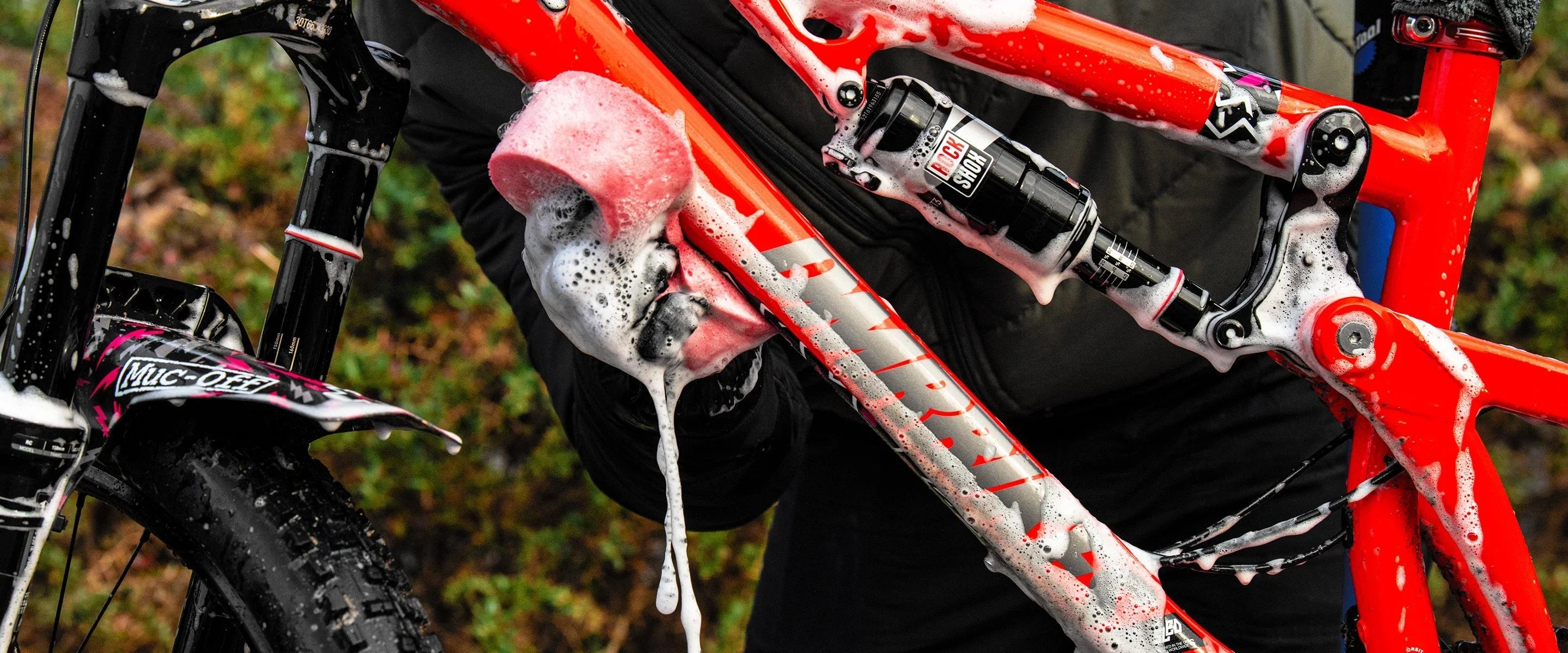 Fahrrad wird mit Schwamm und Fahrradreiniger gewaschen