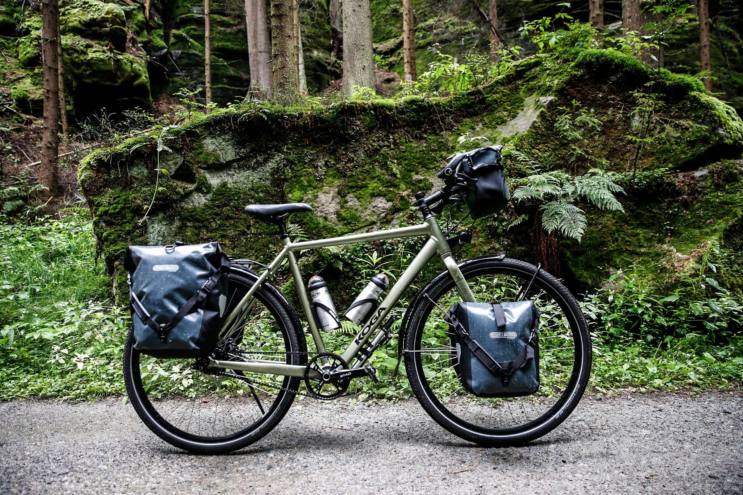 Fahrrad mit Ortlieb Back-Roller Packtaschen am Gepäckträger