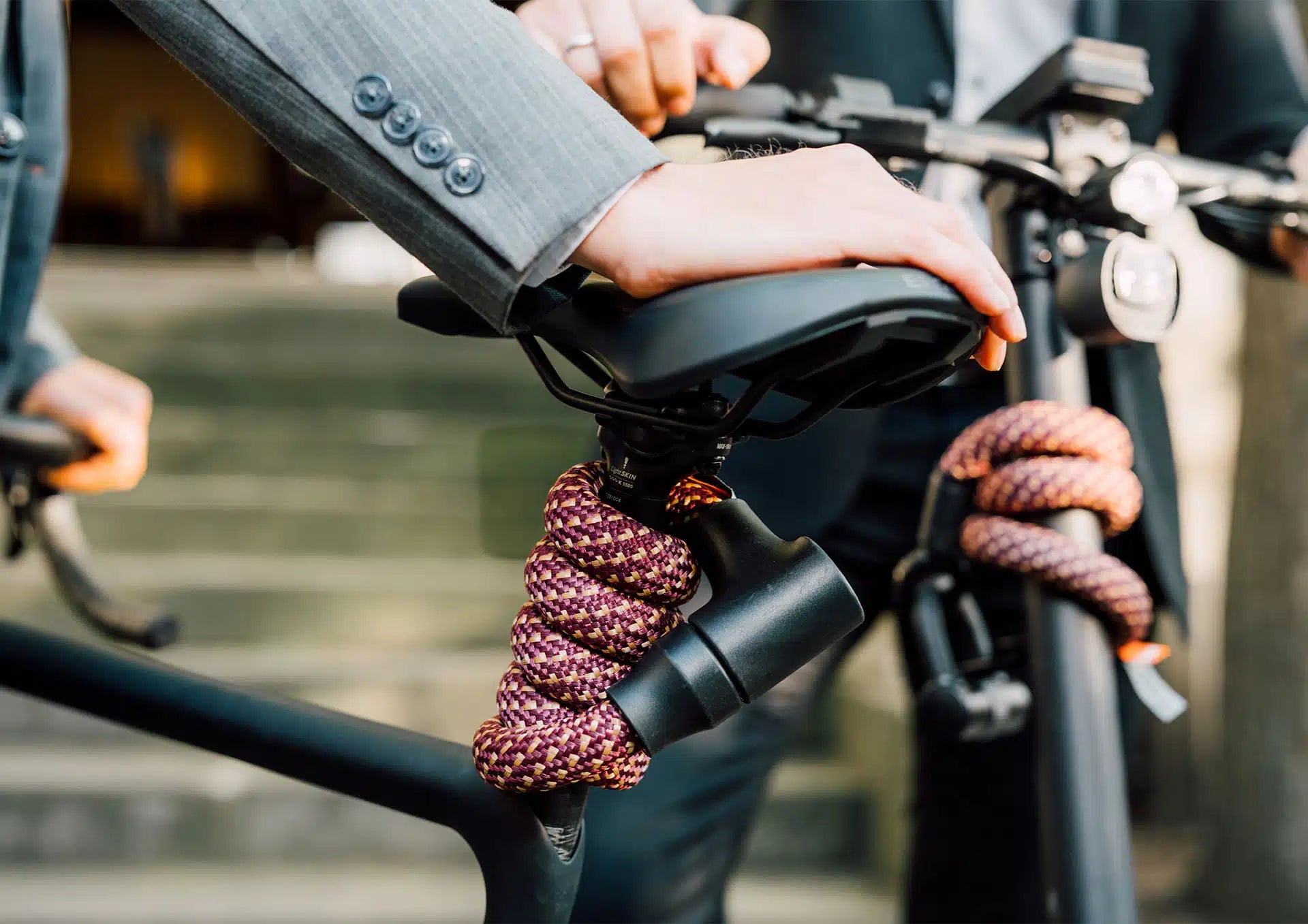 tex–lock orbit Textil-Fahrradschloss in Chateau Red am Fahrrad