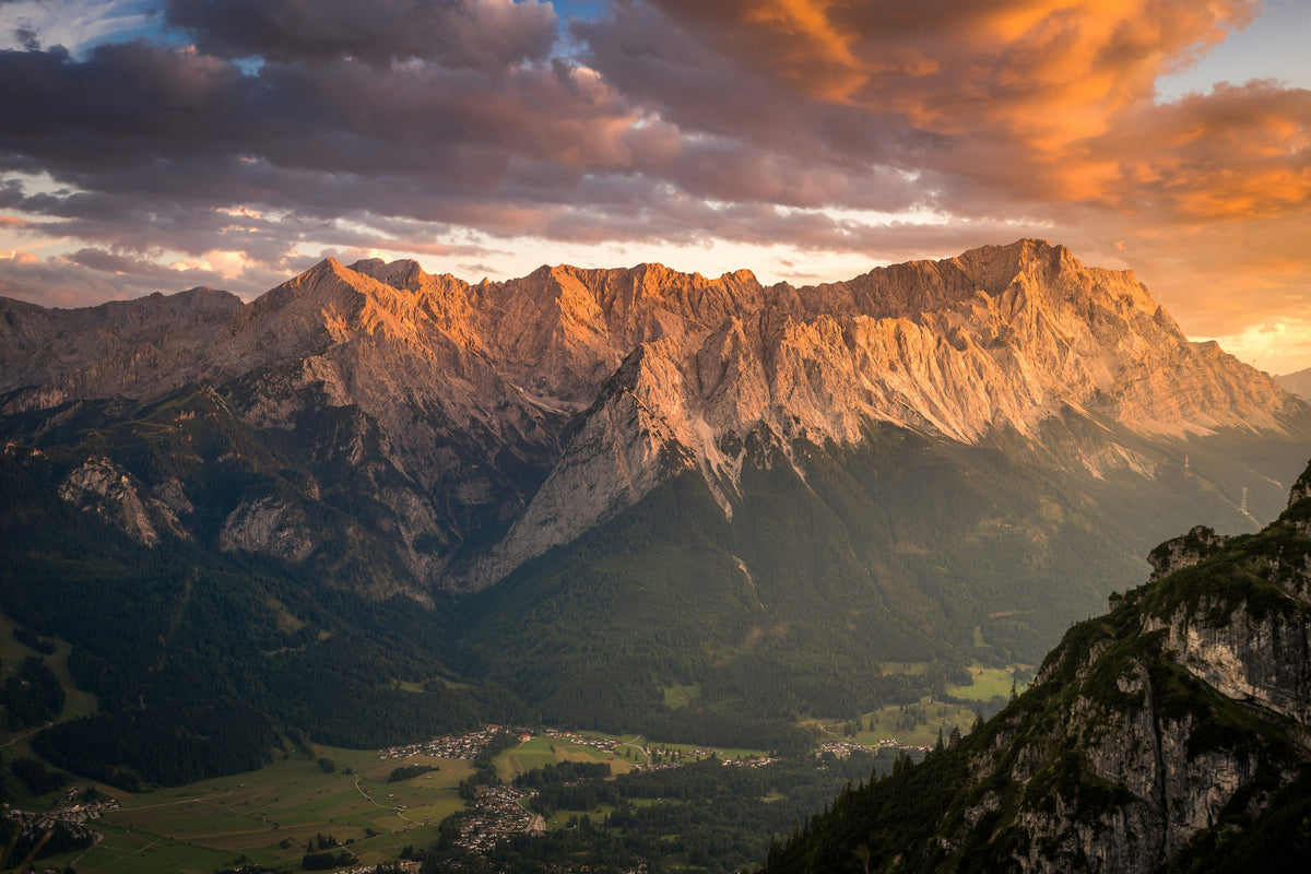 Wettersteingebirge bei Garmisch-Partenkirchen im letzten Abendlicht unter dramatischen Wolken