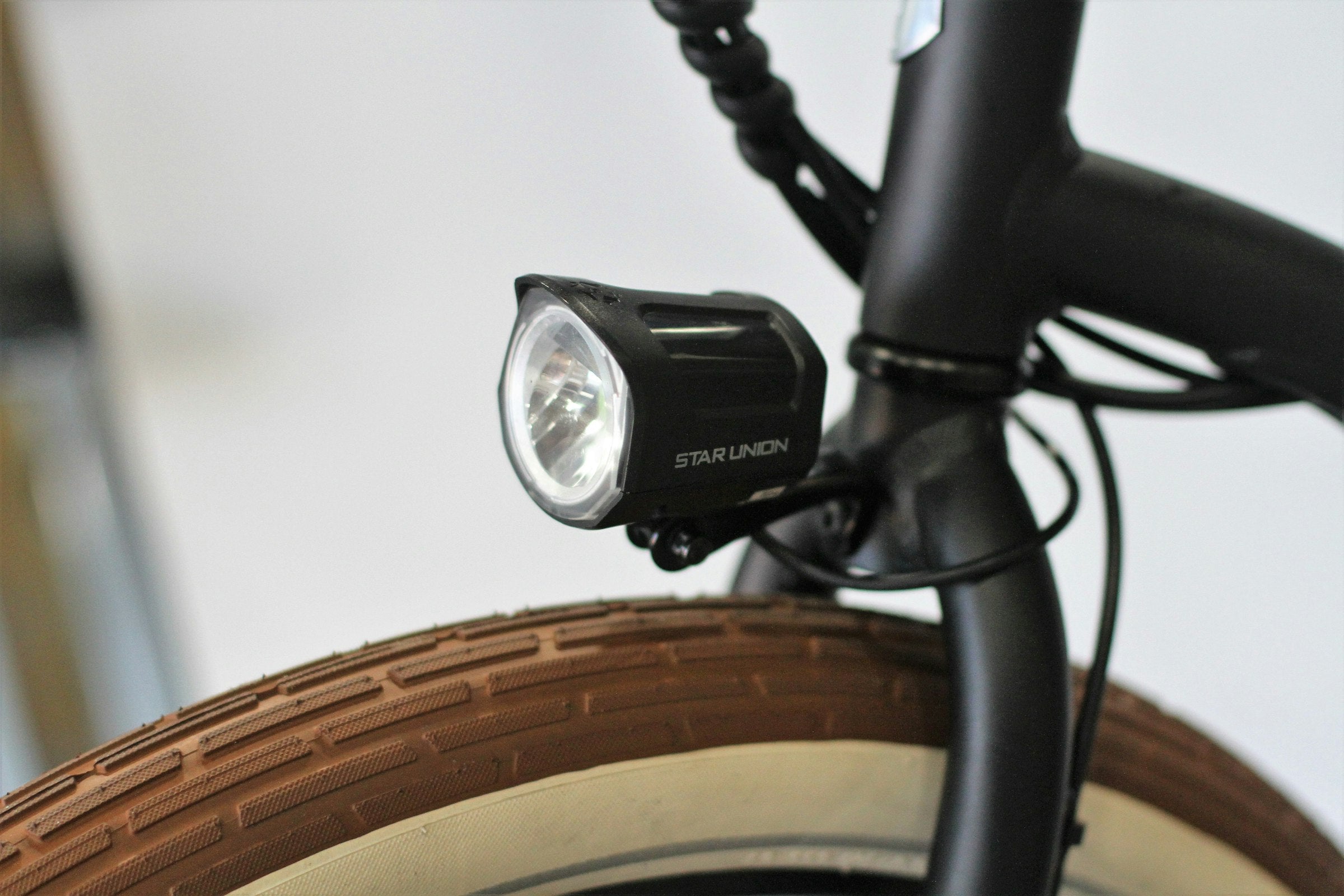 Nahaufnahme eines Fahrrad-Frontscheinwerfers an der Gabel – Pflichtbeleuchtung nach StVZO