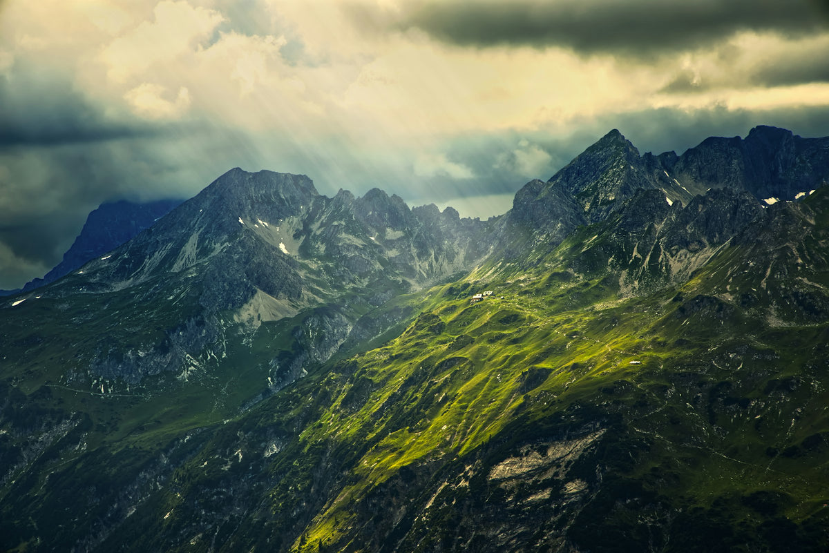 Allgäuer Alpen bei der Rappenseehütte oberhalb von Oberstdorf mit Lichtstrahlen und dramatischem Himmel