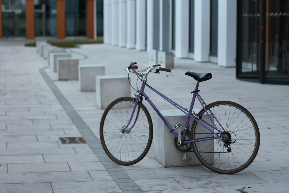 Gepflegtes Alltagsfahrrad bei Tageslicht auf dem Gehweg geparkt – Fahrrad-Grundausstattung