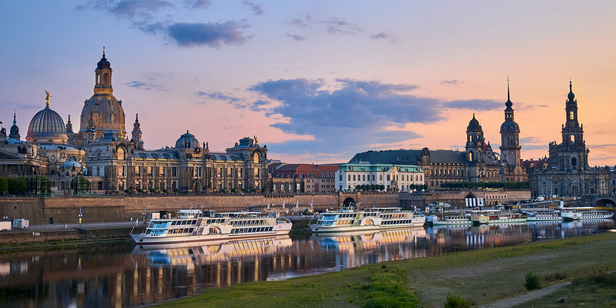 Historische Altstadt von Dresden mit Raddampfern am Elbufer