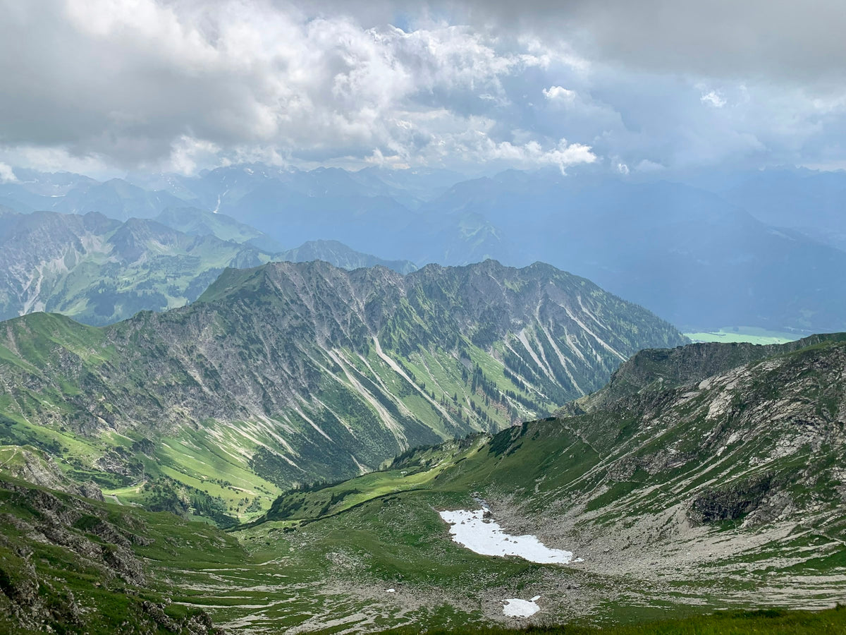 Blick vom Nebelhorn bei Oberstdorf über grüne Gipfel der Allgäuer Alpen im Sommer