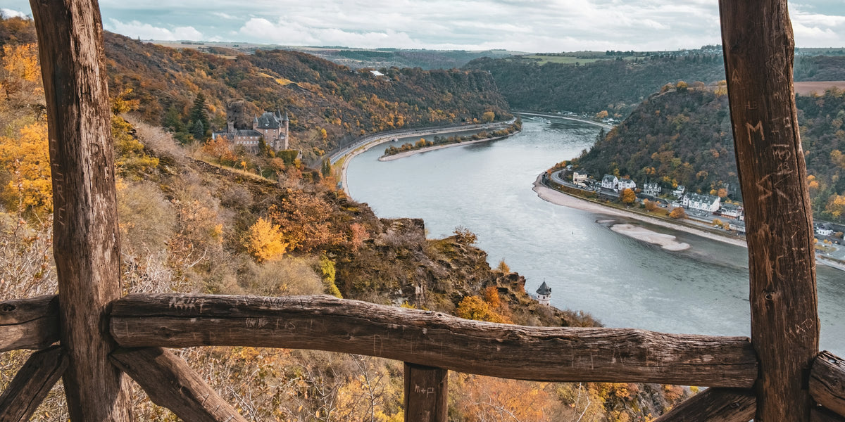 Blick von einem hölzernen Aussichtspunkt auf den Rhein an der Loreley