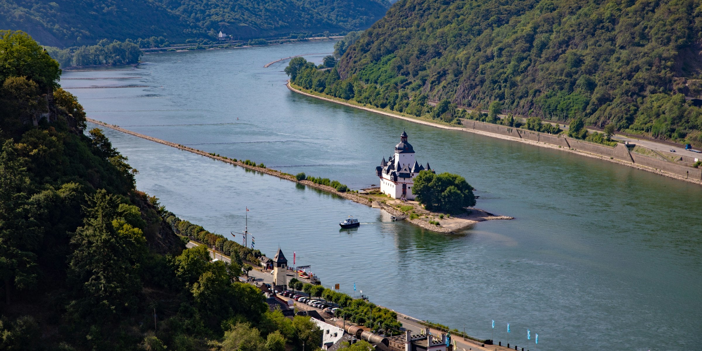 Luftbild vom Rhein bei Kaub mit der Burg Pfalzgrafenstein auf ihrer Insel im Fluss