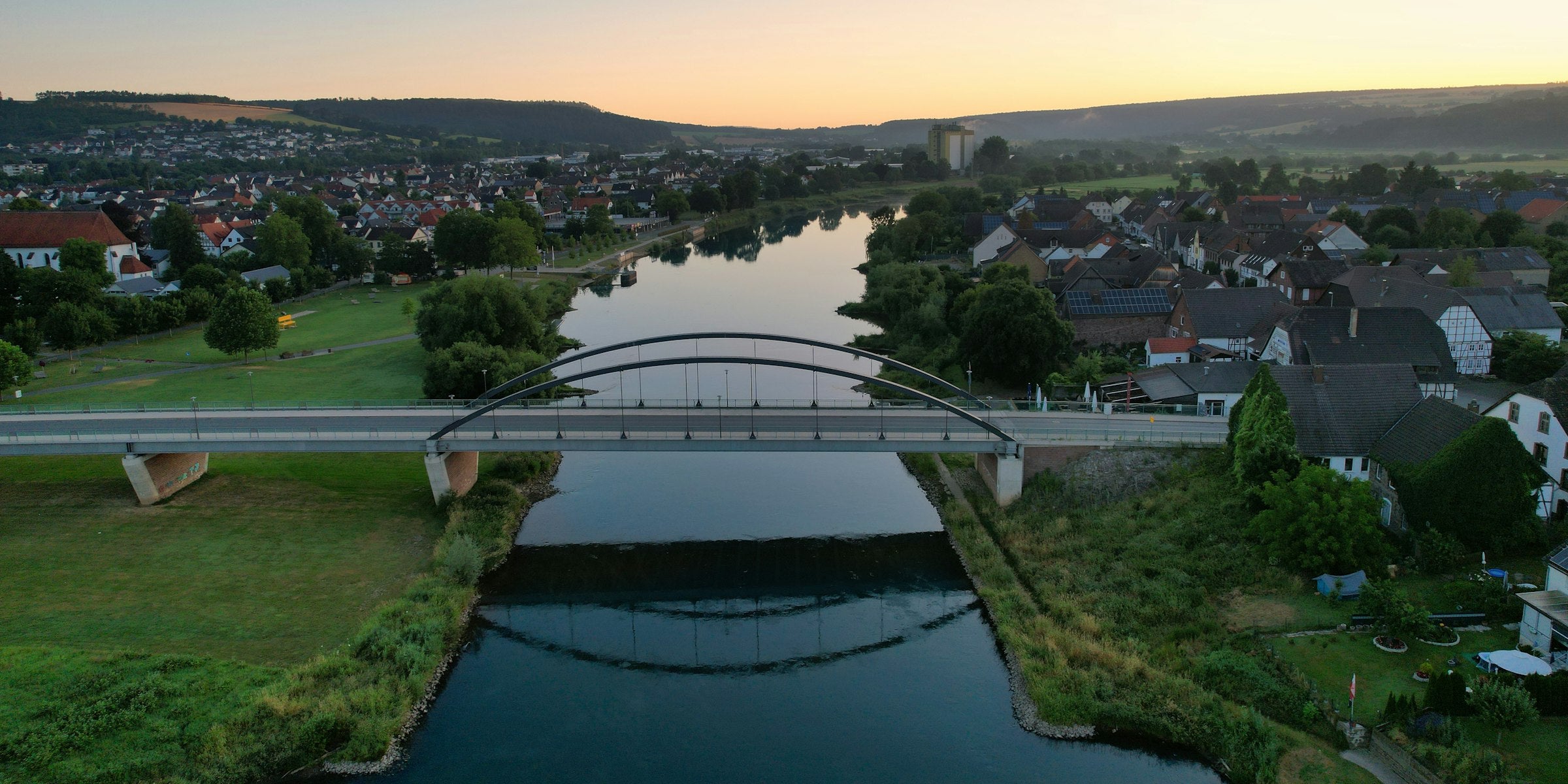 Weserbrücke zwischen Beverungen und Lauenförde im Weserbergland bei Abendlicht