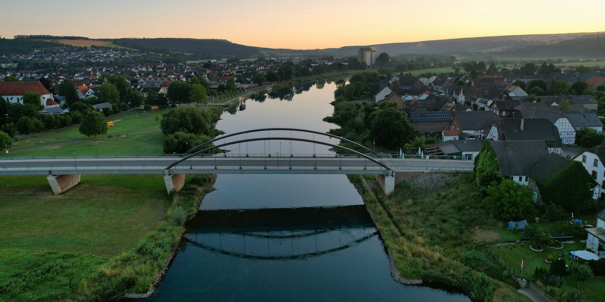 Weserbrücke zwischen Beverungen und Lauenförde im Weserbergland bei Abendlicht