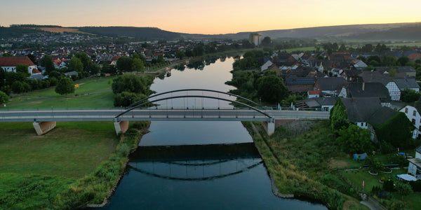 Weserbrücke zwischen Beverungen und Lauenförde im Weserbergland bei Abendlicht