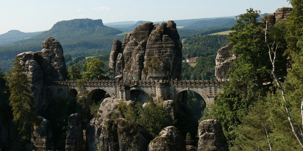 Die steinerne Basteibrücke zwischen Sandsteinfelsen und Wald im Elbsandsteingebirge