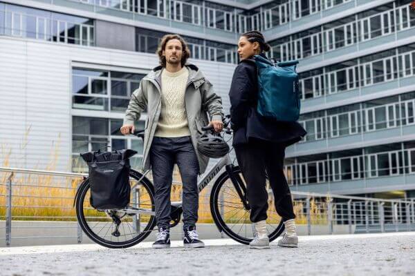 Ortlieb Vario Fahrradtasche am Gepäckträger und als Rucksack getragen in der Stadt