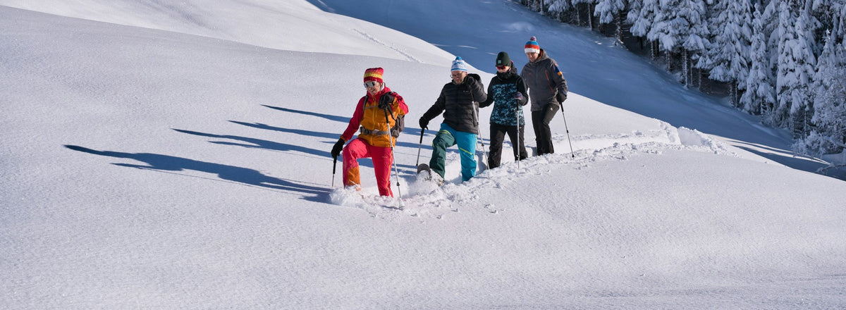 TUBBS Schneeschuhe: Gruppe beim Schneeschuhwandern im Winterwald