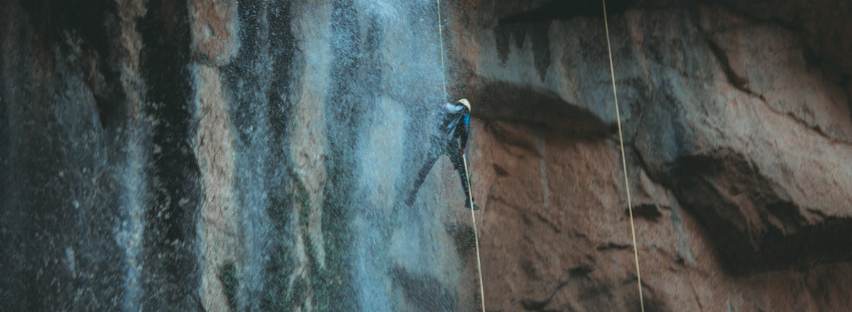 Statische Seile: Abseilen am Wasserfall beim Canyoning