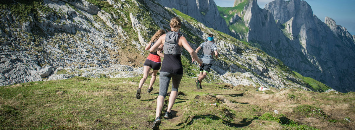 Sport-BHs: Frauen beim Traillaufen in den Bergen