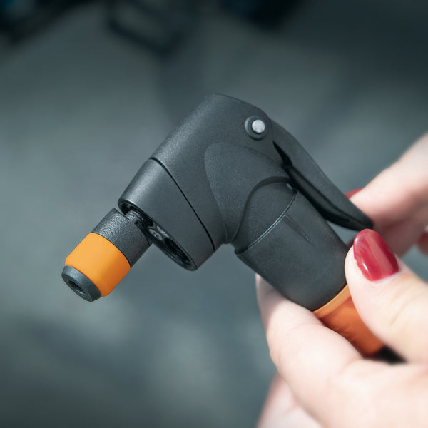 Minipumpenkopf mit eingesetztem CLIK TEC-Adapter