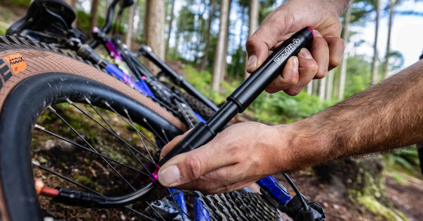 Muc Off AirMach Mini Pump | Fahrradpumpe black pink Auf und Davon Outdoor Equipment